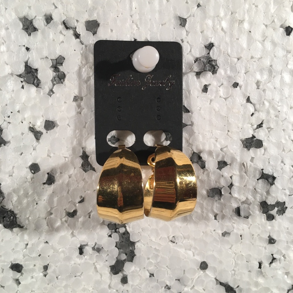 TRIFARI CLIP ON EARRINGS